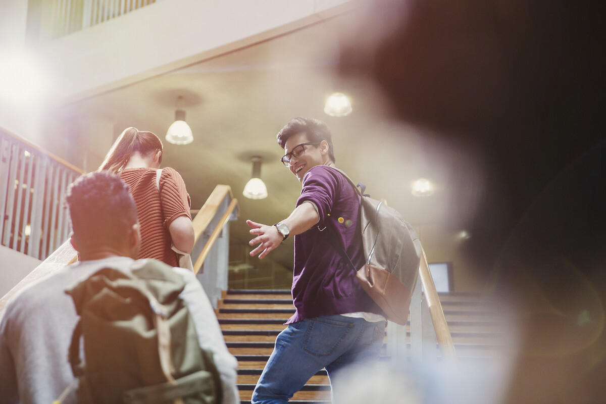 Etudiants se retrouvant dans le hall d'une résidence pour étudiant YouFirst Campus