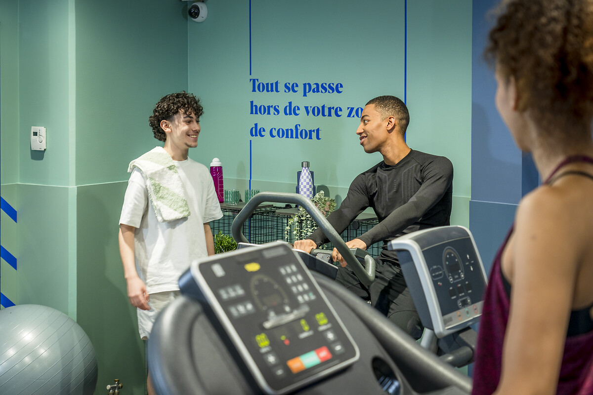Students or young professionals at the fitness center of the residence Paris 13 Tolbiac