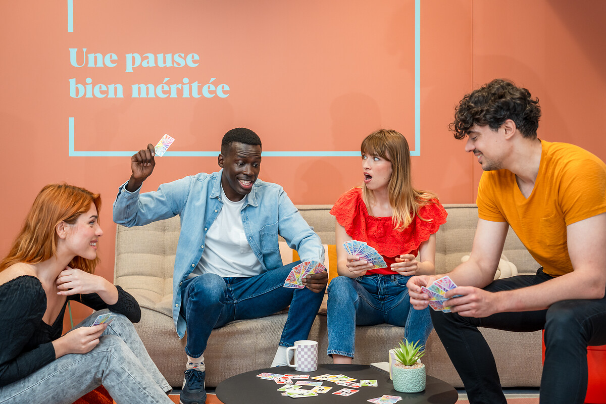 Etudiants et jeunes actifs dans la salle lounge du YouFirst Campus Paris Cité Cinéma