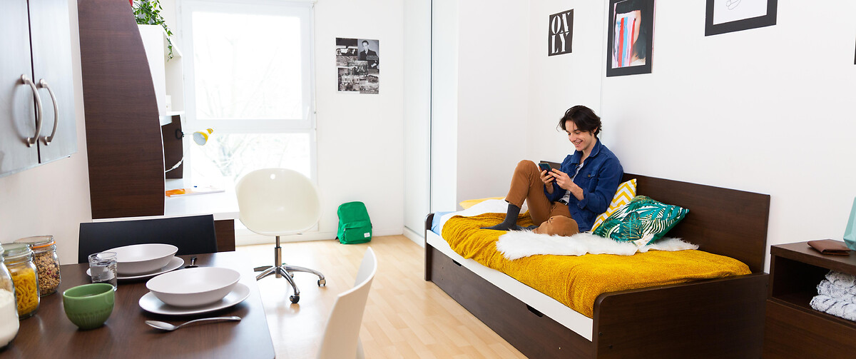 Logement étudiant avec lit et bureau dans la résidence étudiante Paris Cité Descartes